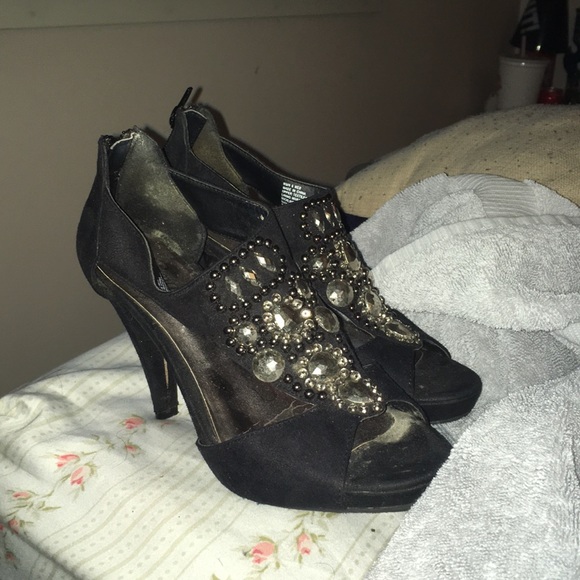 Black Statement Heels - Picture 2 of 3